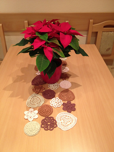 Hearts & flowers table runner photo 2
