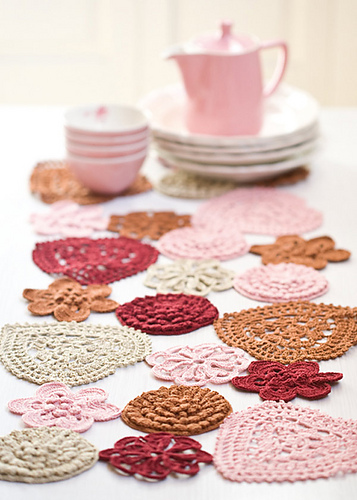 Hearts & flowers table runner photo 4