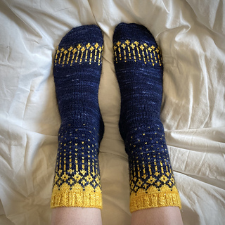 I have a 21cm (8.5”) foot and I am wearing the size 3 in the photos.