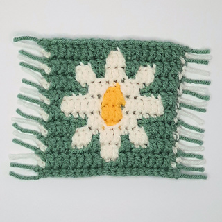 Free Mosaic Crochet Flower Mug Rug in 3 colors