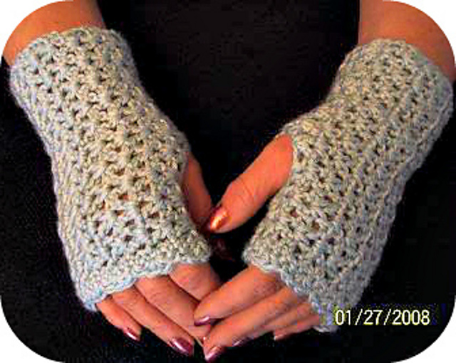 Ravelry Elegant Wrist Warmers pattern by Julee Fort