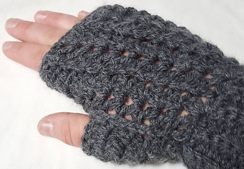 Slanting Shells Fingerless Gloves photo 2