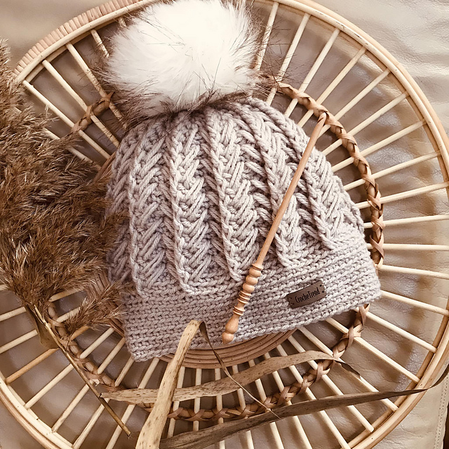 Ravelry: Feathers Around Hat pattern by Viktoria Gogolak