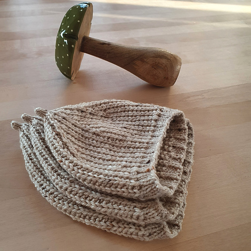 Ravelry Little Onion Hat pattern by DUCATHI