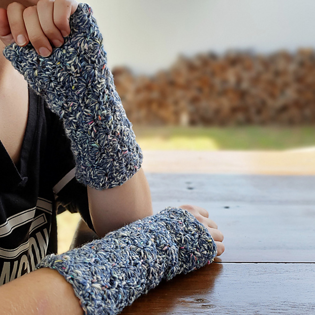 Ravelry Nifty Wristies pattern by Brenda Grobler