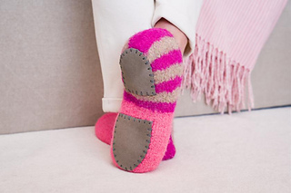 Gr. 38/39 Lana Grossa Feltro 
Col 1 (Streifenfarbe):   38 Pink, 100g
Col 2 (Streifenfarbe): 24, Beige, 50-100g
Col 3 (Spitze): 123, Bonbonrosa, 150-200g