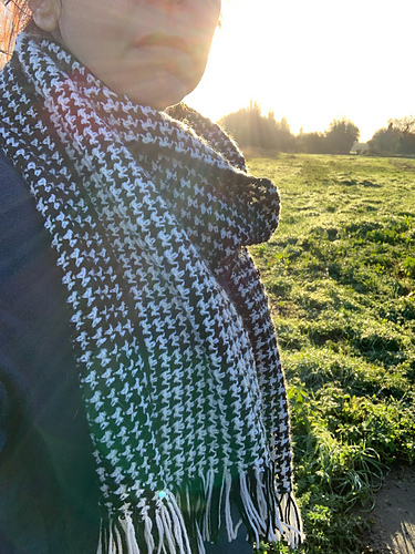 Hounds tooth fringed scarf photo 6