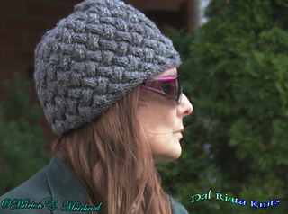 This silver ombre beanie is worked in Bernat Wavelength, yarn described by the manufacturer as "bulky" but I would call it "aran weight".  This is a very thick warm beanie.