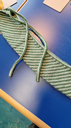 Pernilles scarf by Helene Jensen
https://helenejensenknit.dk/vare/pernilles-stribede-toerklaede/