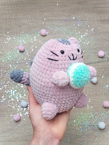 Fet Kitten Pusheen-katt med Macaron. - Olga Burkovtseva