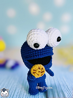 Handmade Cookie Monster amigurumi inspired by Sesame Street, a perfect crochet pattern for fans of Jim Henson, 80s nostalgia, and geek plush collectibles.