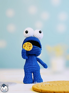 Handmade Cookie Monster amigurumi inspired by Sesame Street, a perfect crochet pattern for fans of Jim Henson, 80s nostalgia, and geek plush collectibles.