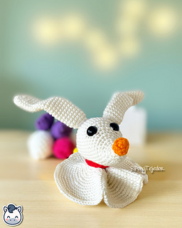 Handmade Zero amigurumi inspired by Tim Burton’s The Nightmare Before Christmas, a perfect pattern for fans of Jack Skellington and spooky Halloween aesthetics.