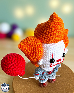 Handmade Pennywise amigurumi inspired by Stephen King’s IT, a perfect pattern for fans of horror, Halloween, and spooky geek collectibles.
