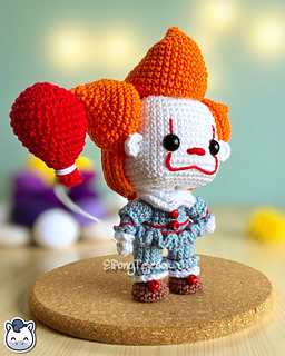 Handmade Pennywise amigurumi inspired by Stephen King’s IT, a perfect pattern for fans of horror, Halloween, and spooky geek collectibles.