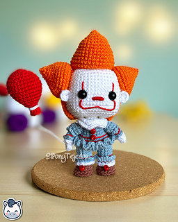 Handmade Pennywise amigurumi inspired by Stephen King’s IT, a perfect pattern for fans of horror, Halloween, and spooky geek collectibles.