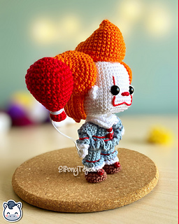 Handmade Pennywise amigurumi inspired by Stephen King’s IT, a perfect pattern for fans of horror, Halloween, and spooky geek collectibles.
