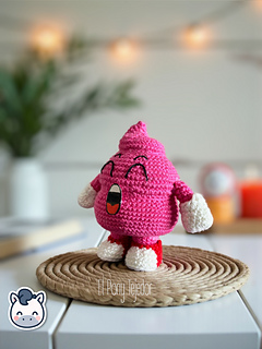 This Caca Arale crochet pattern PDF is perfect for fans of Dr. Slump and retro anime lovers. Inspired by the classic manga, this handmade geek amigurumi is a cute and fun DIY project. Digital download available in English and Spanish.