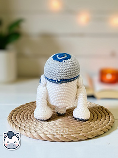 Handmade R2-D2 amigurumi inspired by Star Wars, a cute and geeky crochet pattern PDF for Star Wars fans and Funko-style plush lovers.