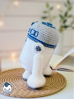 Handmade R2-D2 amigurumi inspired by Star Wars, a cute and geeky crochet pattern PDF for Star Wars fans and Funko-style plush lovers.