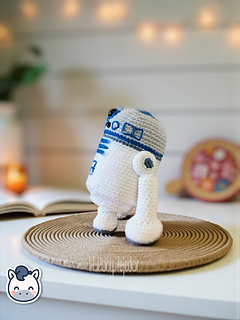 Handmade R2-D2 amigurumi inspired by Star Wars, a cute and geeky crochet pattern PDF for Star Wars fans and Funko-style plush lovers.