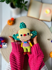 Handmade Krusty the Clown amigurumi inspired by Matt Groening’s The Simpsons, a funny and colorful crochet pattern PDF for geek collectors and fans.