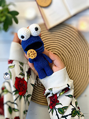 Handmade Cookie Monster amigurumi inspired by Sesame Street, a perfect crochet pattern for fans of Jim Henson, 80s nostalgia, and geek plush collectibles.