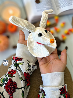 Handmade Zero amigurumi inspired by Tim Burton’s The Nightmare Before Christmas, a perfect pattern for fans of Jack Skellington and spooky Halloween aesthetics.