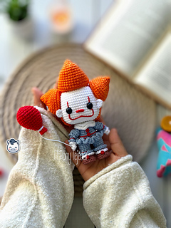 Handmade Pennywise amigurumi inspired by Stephen King’s IT, a perfect pattern for fans of horror, Halloween, and spooky geek collectibles.