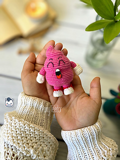 This Caca Arale crochet pattern PDF is perfect for fans of Dr. Slump and retro anime lovers. Inspired by the classic manga, this handmade geek amigurumi is a cute and fun DIY project. Digital download available in English and Spanish.