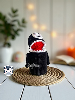 Handmade No Face (Kaonashi) amigurumi inspired by Studio Ghibli’s Spirited Away, a perfect pattern for fans of anime, kawaii style and Japanese fantasy.