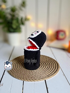 Handmade No Face (Kaonashi) amigurumi inspired by Studio Ghibli’s Spirited Away, a perfect pattern for fans of anime, kawaii style and Japanese fantasy.