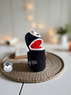 Handmade No Face (Kaonashi) amigurumi inspired by Studio Ghibli’s Spirited Away, a perfect pattern for fans of anime, kawaii style and Japanese fantasy.