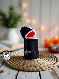 Handmade No Face (Kaonashi) amigurumi inspired by Studio Ghibli’s Spirited Away, a perfect pattern for fans of anime, kawaii style and Japanese fantasy.