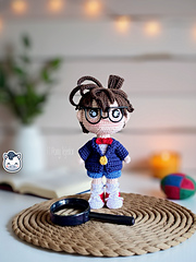 Handmade Detective Conan amigurumi inspired by Gosho Aoyama’s Case Closed, a perfect pattern for anime and mystery fans.