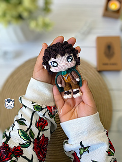 Handmade Frodo Baggins amigurumi inspired by The Lord of the Rings, a fantasy crochet pattern PDF for Tolkien and geek plush fans.