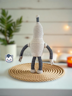 Handmade Bender amigurumi inspired by Matt Groening’s Futurama, a perfect crochet pattern for sci-fi fans and retro animation lovers.