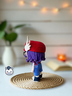 Handmade Arale amigurumi inspired by Akira Toriyama’s Dr. Slump, a perfect crochet pattern for anime, kawaii and manga fans.