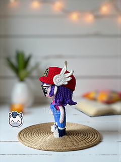 Handmade Arale amigurumi inspired by Akira Toriyama’s Dr. Slump, a perfect crochet pattern for anime, kawaii and manga fans.