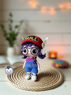 Handmade Arale amigurumi inspired by Akira Toriyama’s Dr. Slump, a perfect crochet pattern for anime, kawaii and manga fans.