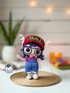 Handmade Arale amigurumi inspired by Akira Toriyama’s Dr. Slump, a perfect crochet pattern for anime, kawaii and manga fans.