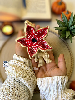 Handmade Demogorgon amigurumi inspired by Netflix’s Stranger Things, a spooky Halloween crochet pattern PDF perfect for horror and sci-fi fans.