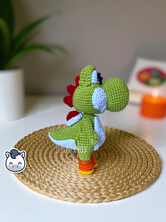 Handmade Yoshi amigurumi inspired by Nintendo’s Super Mario Bros, a perfect pattern for fans of Mario, Mushroom Kingdom adventures and retro gaming.