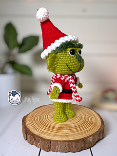 Handmade Grinch amigurumi inspired by Dr. Seuss’s How the Grinch Stole Christmas, a cute geek Christmas crochet pattern PDF perfect for festive and holiday lovers.