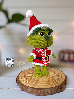 Handmade Grinch amigurumi inspired by Dr. Seuss’s How the Grinch Stole Christmas, a cute geek Christmas crochet pattern PDF perfect for festive and holiday lovers.