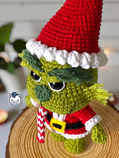 Handmade Grinch amigurumi inspired by Dr. Seuss’s How the Grinch Stole Christmas, a cute geek Christmas crochet pattern PDF perfect for festive and holiday lovers.