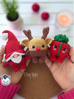 Handmade Christmees Gift, Santa and Reindeer amigurumi inspired by classic Christmas stories, festive holiday crochet pattern PDF.