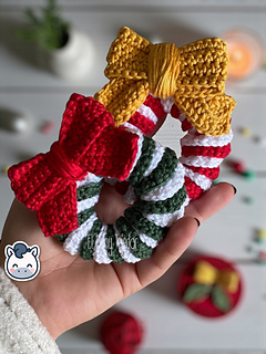 Handmade Christmas Wreath Amigurumi Ornament, festive red, white, and green striped crochet pattern PDF.