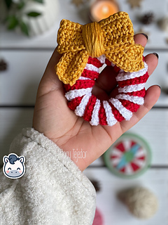Handmade Christmas Wreath Amigurumi Ornament, festive red, white, and green striped crochet pattern PDF.