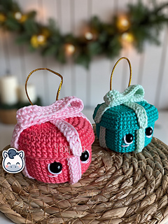 Handmade Christmas Stockings and Candies amigurumi inspired by Holiday Decor, cute Christmas crochet pattern PDF.